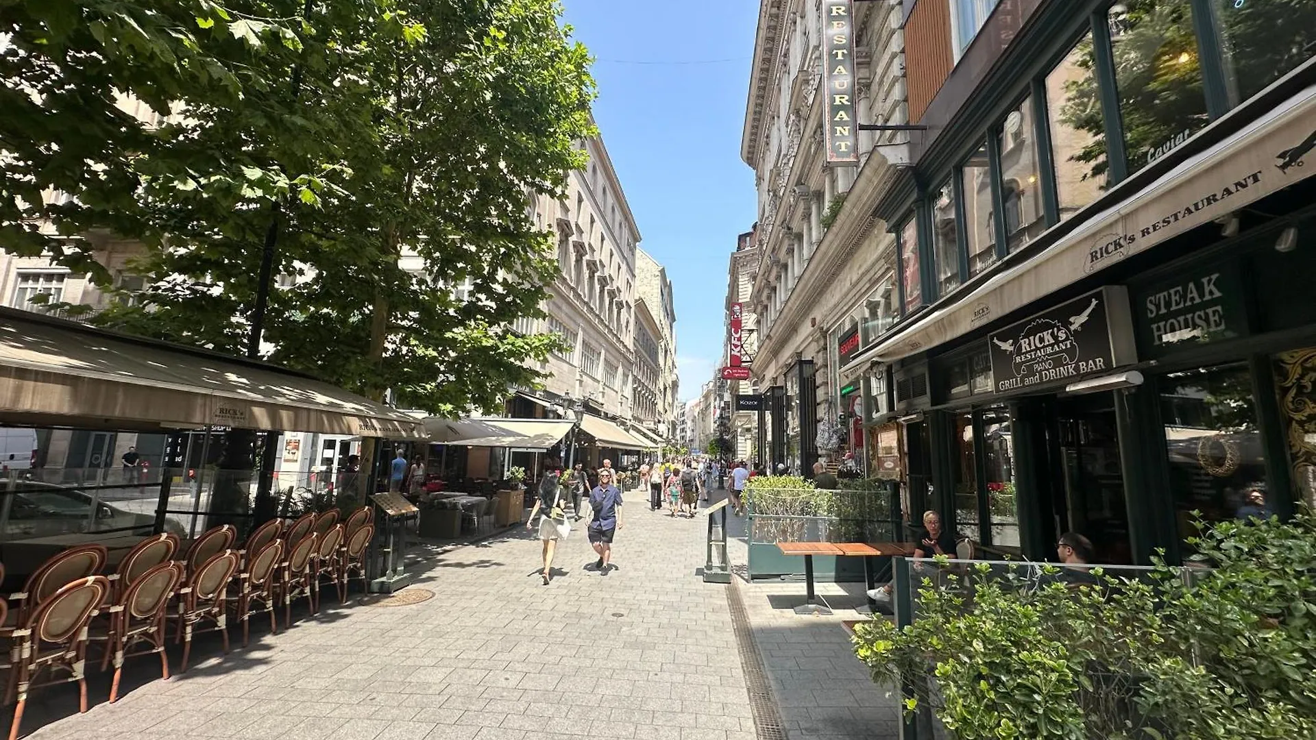 Bright Apartment In The Most Beautiful Street Of Budapest Vaci Street, Fashion Street